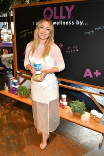 Hilary Duff feet photo thumbnail