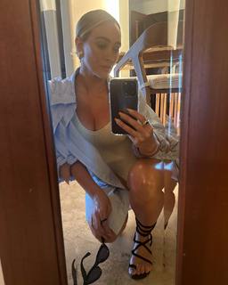 Hilary Duff feet photo thumbnail