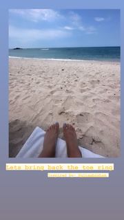 Hilary Duff feet photo thumbnail