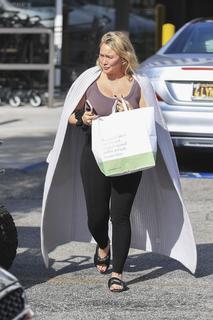 Hilary Duff feet photo thumbnail
