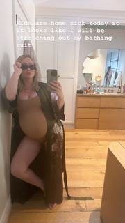 Hilary Duff feet photo thumbnail