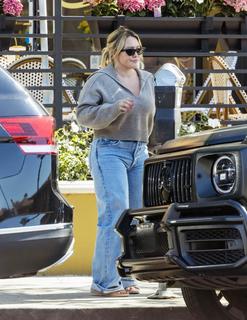 Hilary Duff feet photo thumbnail