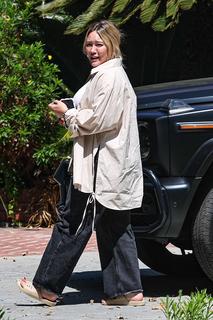 Hilary Duff feet photo thumbnail