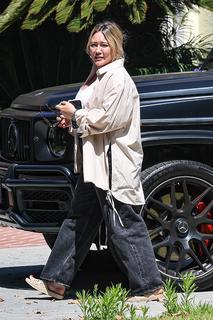 Hilary Duff feet photo thumbnail
