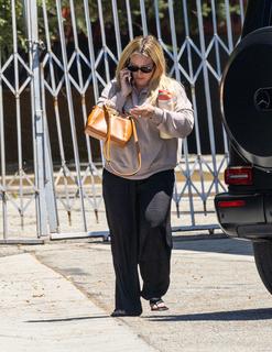Hilary Duff feet photo thumbnail