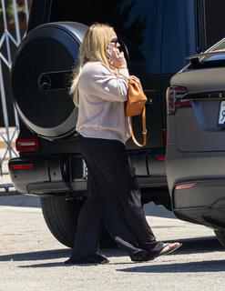 Hilary Duff feet photo thumbnail