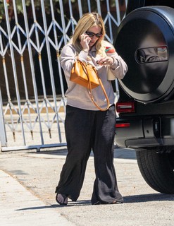 Hilary Duff feet photo thumbnail