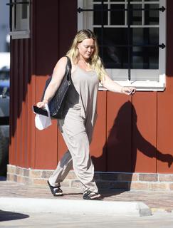 Hilary Duff feet photo thumbnail
