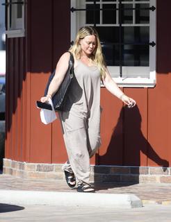 Hilary Duff feet photo thumbnail