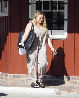 Hilary Duff feet photo thumbnail