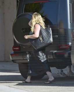 Hilary Duff feet photo thumbnail