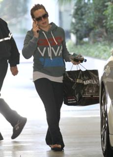 Hilary Duff feet photo thumbnail