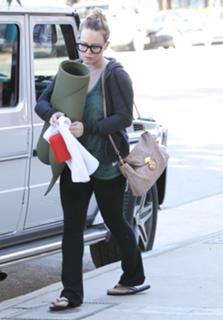 Hilary Duff feet photo thumbnail