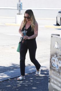 Hilary Duff feet photo thumbnail