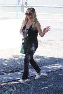 Hilary Duff feet photo thumbnail
