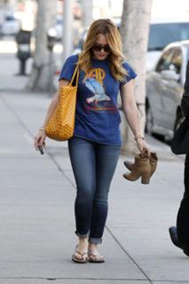 Hilary Duff feet photo thumbnail