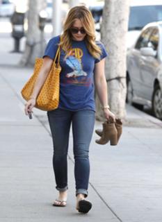Hilary Duff feet photo thumbnail