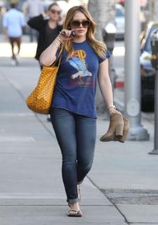 Hilary Duff feet photo thumbnail