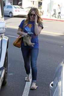 Hilary Duff feet photo thumbnail
