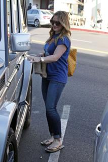 Hilary Duff feet photo thumbnail