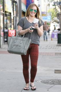 Hilary Duff feet photo thumbnail