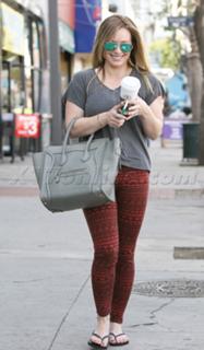 Hilary Duff feet photo thumbnail