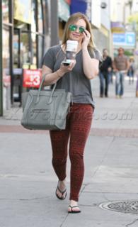 Hilary Duff feet photo thumbnail