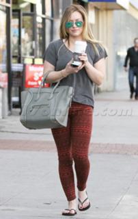 Hilary Duff feet photo thumbnail