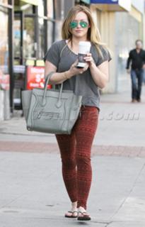 Hilary Duff feet photo thumbnail