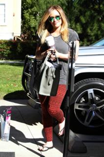 Hilary Duff feet photo thumbnail