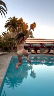 Hilary Duff feet photo thumbnail