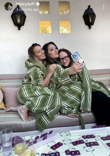 Hilary Duff feet photo thumbnail