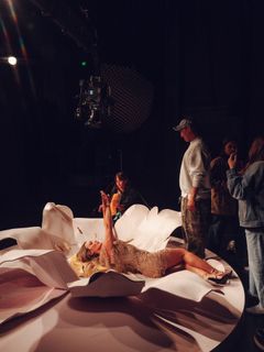 Hilary Duff feet photo thumbnail