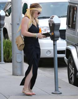 Hilary Duff feet photo thumbnail