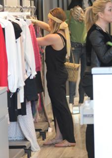 Hilary Duff feet photo thumbnail