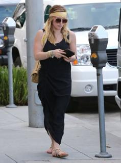 Hilary Duff feet photo thumbnail