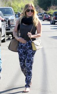 Hilary Duff feet photo thumbnail