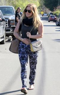 Hilary Duff feet photo thumbnail