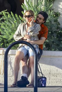 Hilary Duff feet photo 4