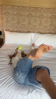 Hilary Duff feet photo 3