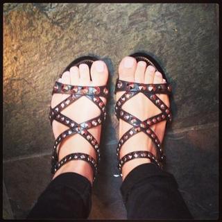 Hilary Duff feet photo thumbnail