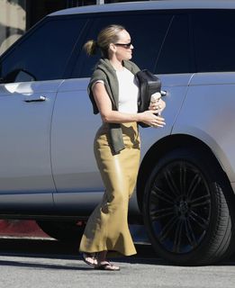 Hilary Duff feet photo 17