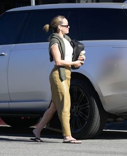 Hilary Duff feet photo 16