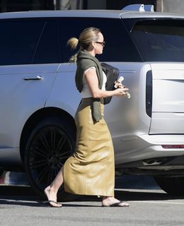 Hilary Duff feet photo 15