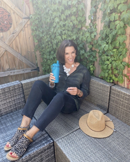 Hilary Farr feet photo 15