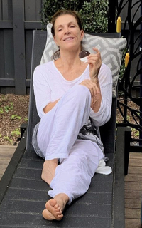 Hilary Farr feet photo 7