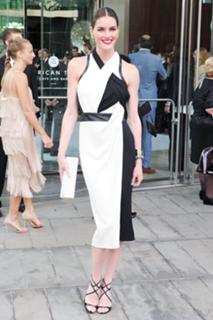 Hilary Rhoda feet photo thumbnail