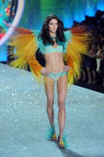 Hilary Rhoda feet photo thumbnail