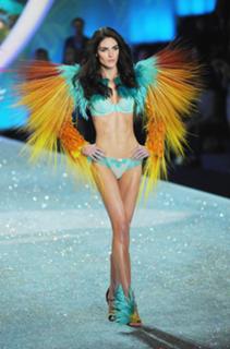 Hilary Rhoda feet photo thumbnail