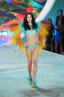 Hilary Rhoda feet photo thumbnail